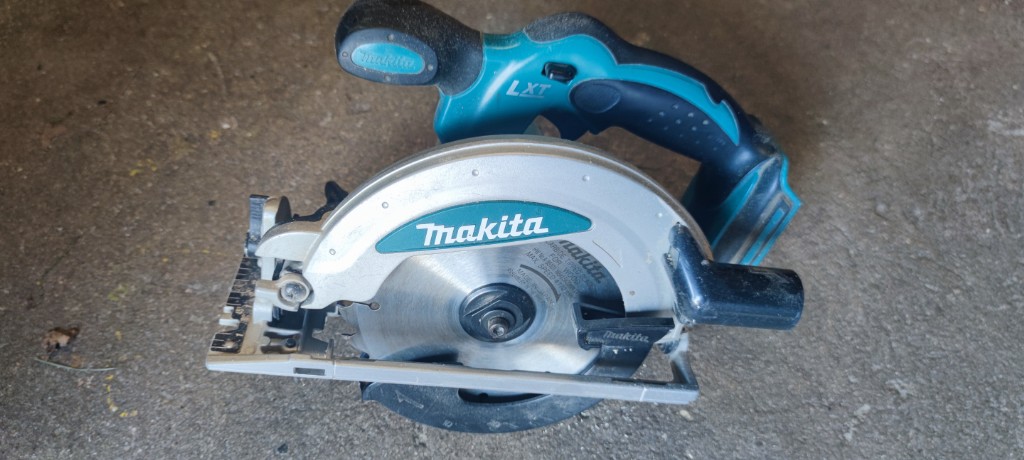 Scie circulaire sans fil Makita