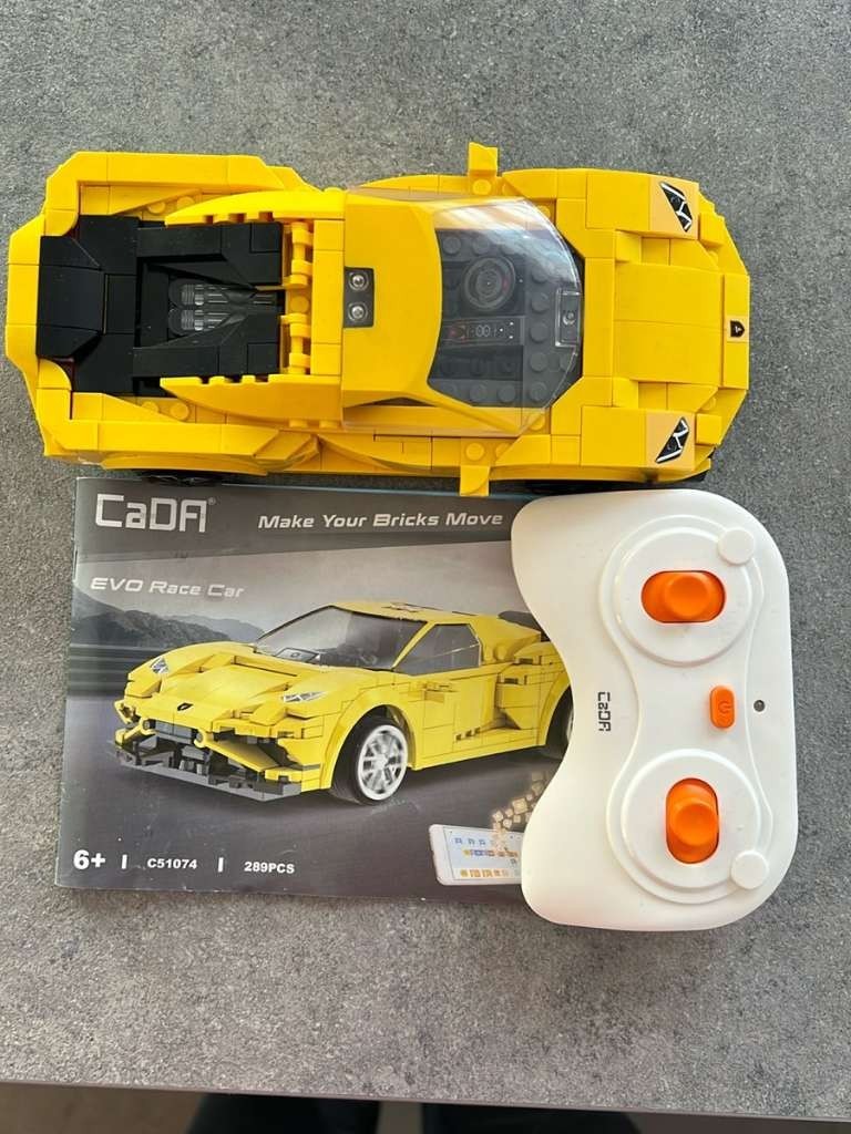 Voiture de course télécommandée en briques